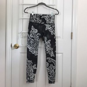 Lululemon Black, White, and Grey Leggings